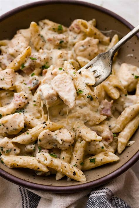 How much fat is in chicken cordon bleu with pasta (1) - calories, carbs, nutrition