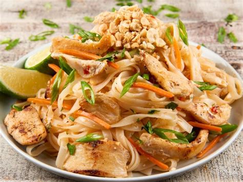 How much fat is in chicken pad thai - calories, carbs, nutrition