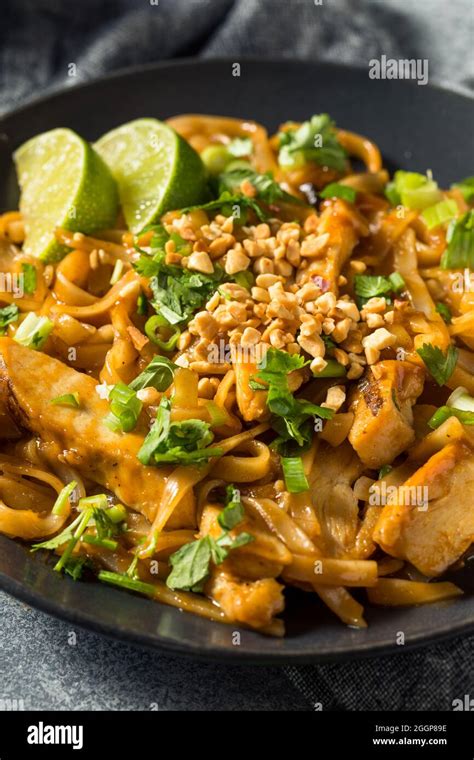 How much fat is in chicken pad thai with peanuts (10897.1) - calories, carbs, nutrition