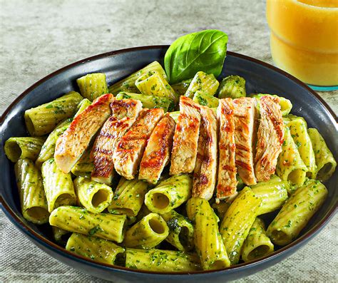 How much fat is in chicken pesto pasta - calories, carbs, nutrition