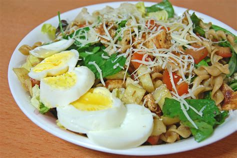 How much fat is in chicken salad club withpasta salad - calories, carbs, nutrition