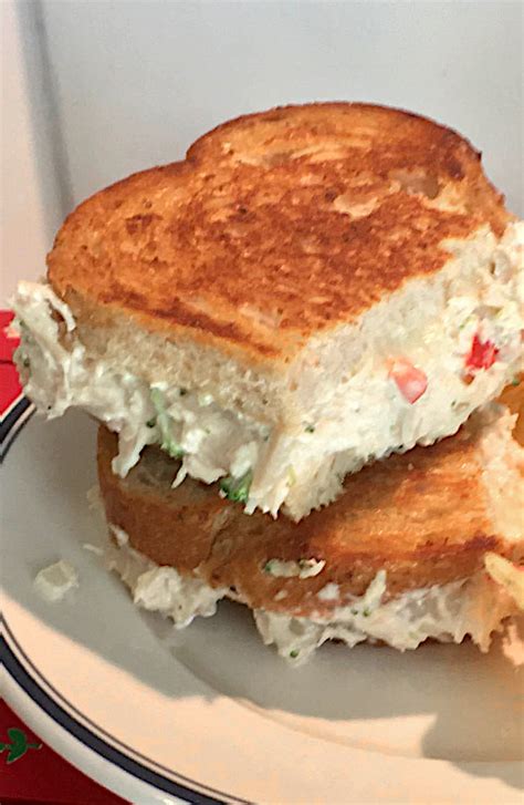 How much fat is in chicken salad on sourdough (9128.1) - calories, carbs, nutrition