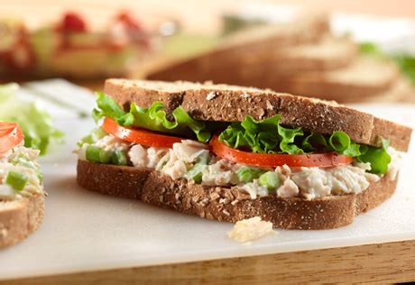 How much fat is in chicken salad sandwich on wheat bread - calories, carbs, nutrition