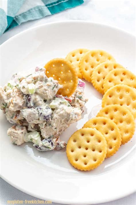 How much fat is in chicken salad with crackers - calories, carbs, nutrition