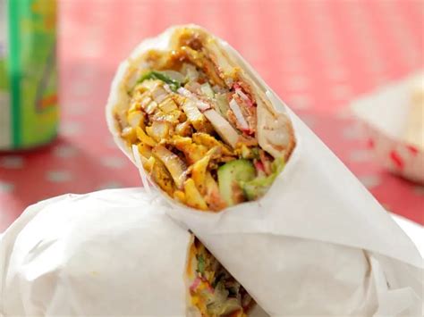 How much fat is in chicken shawarma wrap - calories, carbs, nutrition