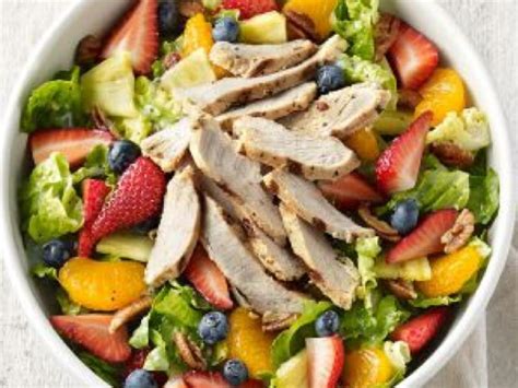 How much fat is in chicken strawberry poppy seed salad - calories, carbs, nutrition