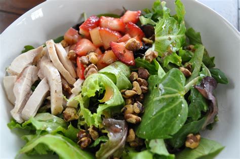How much fat is in chicken strawberry salad with hazelnuts - calories, carbs, nutrition