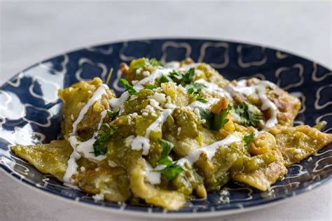 How much fat is in chilaquiles with salsa verde - calories, carbs, nutrition