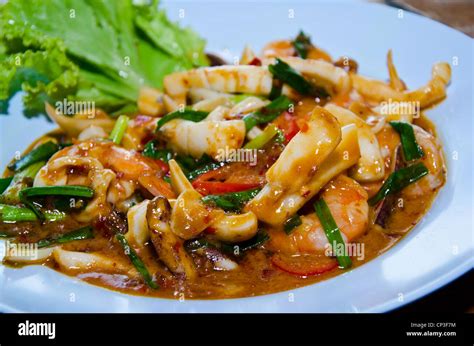 How much fat is in china dragon stir fried chilli squid & rice noodles - calories, carbs, nutrition