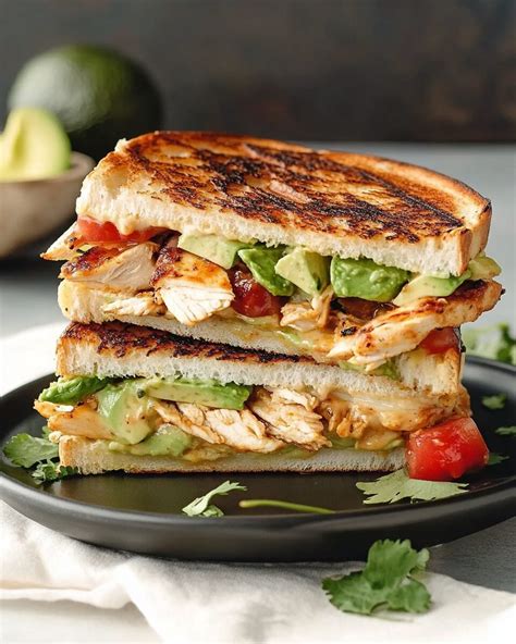 How much fat is in chipotle chicken sandwich 1/2 - calories, carbs, nutrition