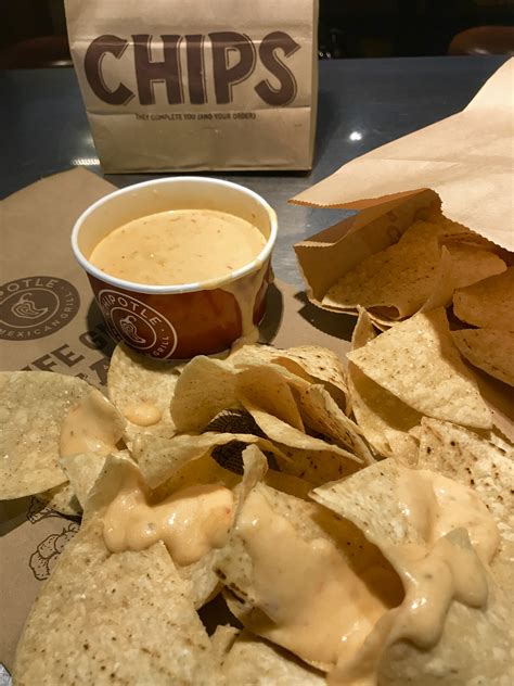 How much fat is in chips and side of queso - calories, carbs, nutrition