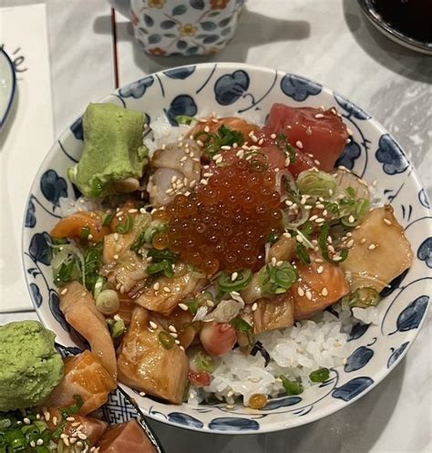 How much fat is in chirashi - calories, carbs, nutrition