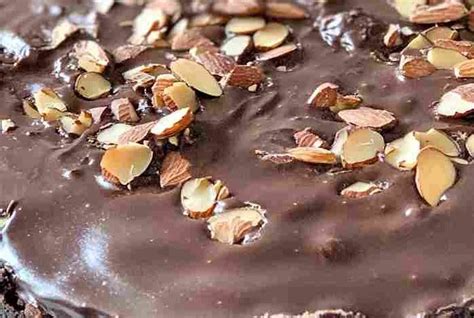 How much fat is in chocolate almond fudge cake - calories, carbs, nutrition