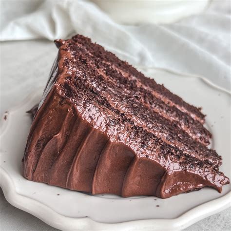 How much fat is in chocolate cake slice - calories, carbs, nutrition