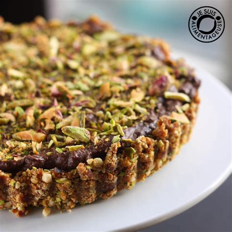 How much fat is in chocolate cheesecake w/ pistachio crust - calories, carbs, nutrition