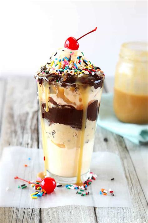 How much fat is in chocolate chip cookie dough sundae - calories, carbs, nutrition