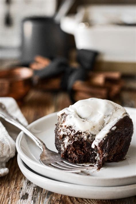 How much fat is in chocolate cinnamon roll, with frosting - calories, carbs, nutrition
