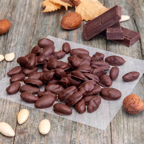 How much fat is in chocolate covered almonds - calories, carbs, nutrition