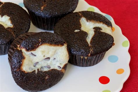 How much fat is in chocolate cream cheese cupcake - calories, carbs, nutrition