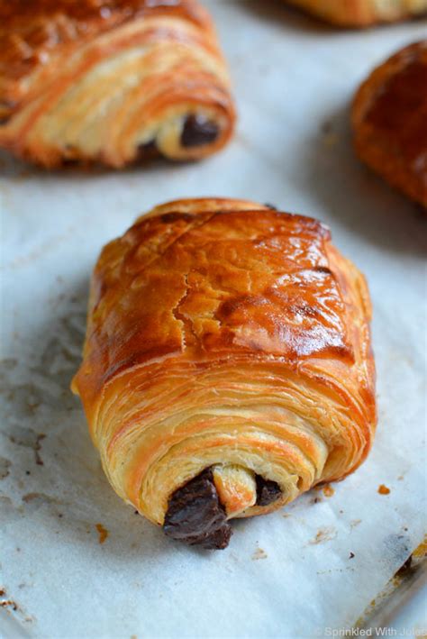 How much fat is in chocolate filled croissant - calories, carbs, nutrition