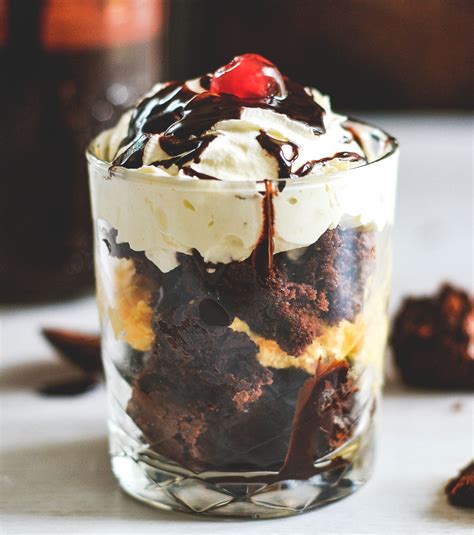 How much fat is in chocolate fudge brownie sundae - calories, carbs, nutrition