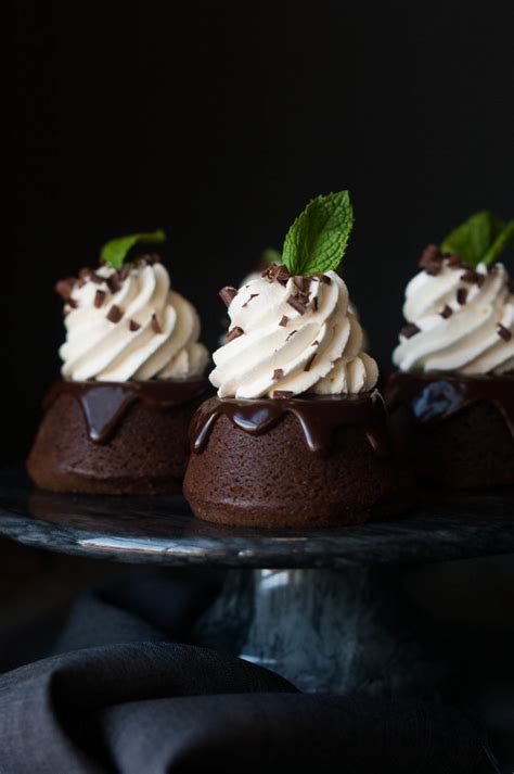 How much fat is in chocolate mint mini cake - calories, carbs, nutrition