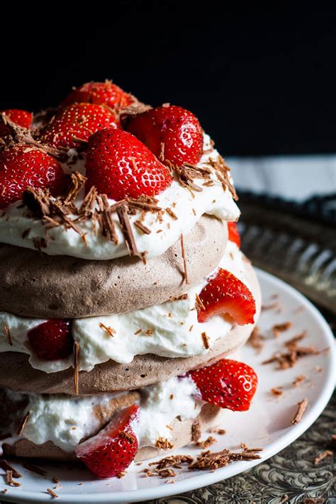 How much fat is in chocolate pavlova - calories, carbs, nutrition