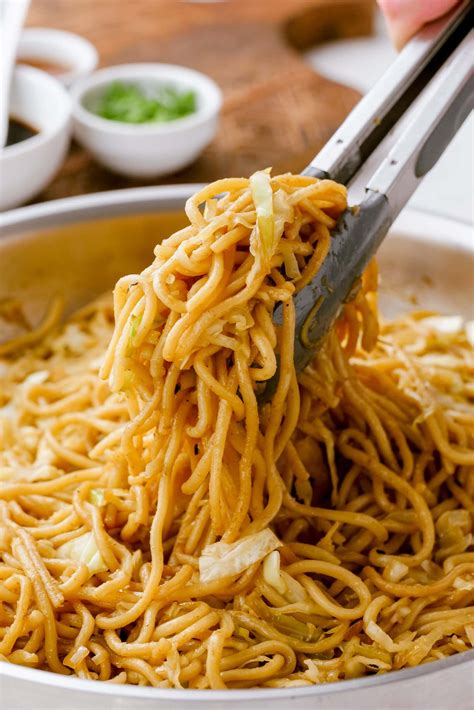 How much fat is in chow mein base - calories, carbs, nutrition