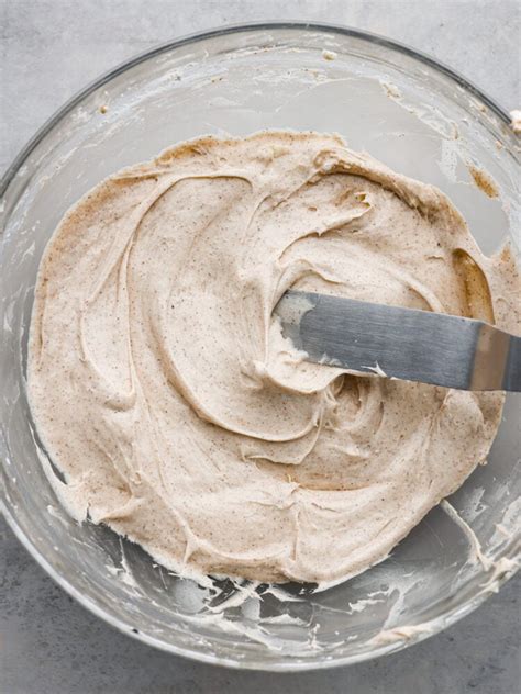 How much fat is in cinnamon cream cheese frosting - calories, carbs, nutrition