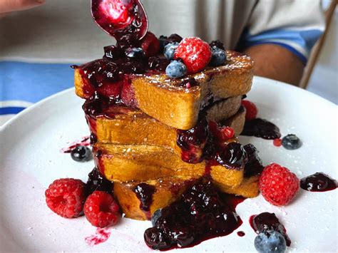 How much fat is in cinnamon french toast with berry compote - calories, carbs, nutrition