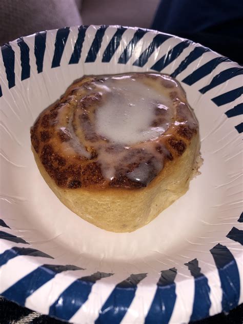 How much fat is in cinnamon roll, white iced (bostwick) - calories, carbs, nutrition