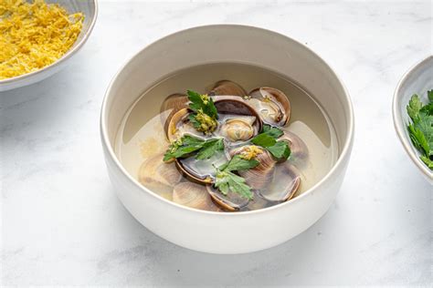 How much fat is in clam broth - calories, carbs, nutrition