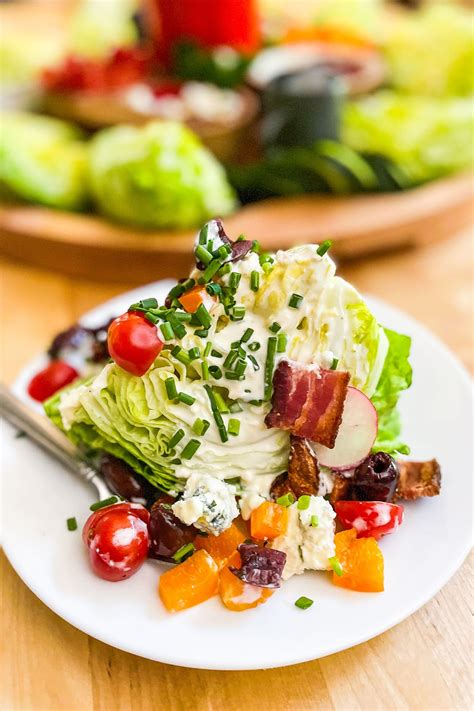 How much fat is in classic wedge salad - calories, carbs, nutrition