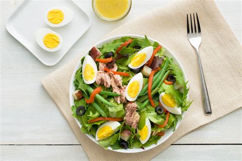 How much fat is in classique nicoise salad - retail - calories, carbs, nutrition