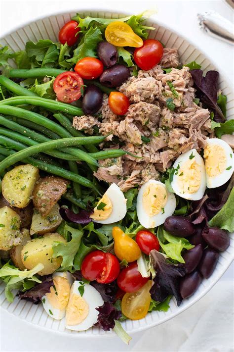 How much fat is in classique nicoise salads - calories, carbs, nutrition