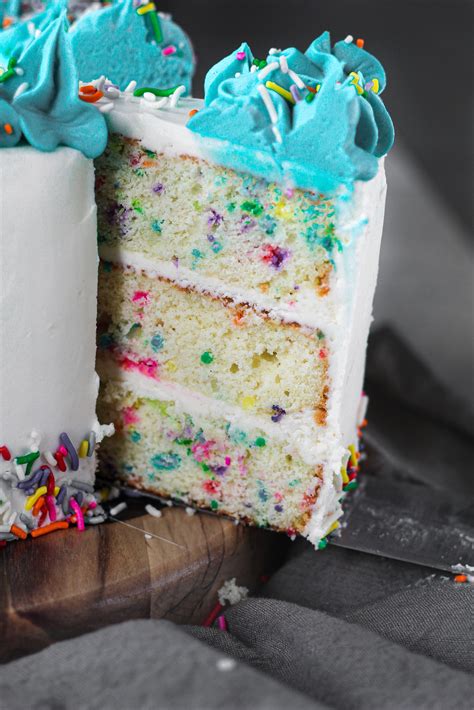 How much fat is in confetti cake - calories, carbs, nutrition