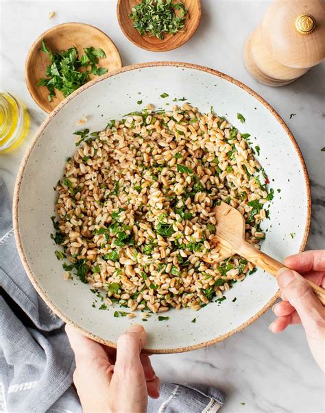 How much fat is in cooked farro - calories, carbs, nutrition