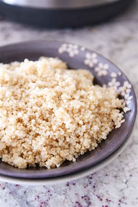 How much fat is in cooked white quinoa - calories, carbs, nutrition