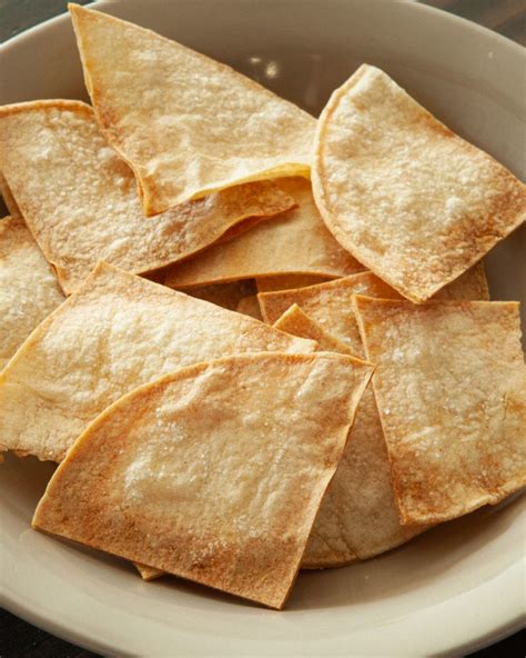 How much fat is in corn tortilla chips - calories, carbs, nutrition