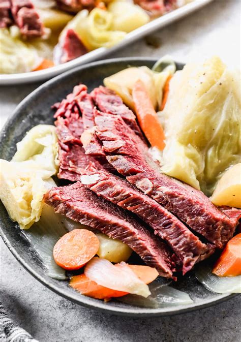 How much fat is in corned beef and cabbage - calories, carbs, nutrition