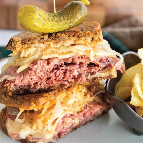 How much fat is in corned beef reuben - calories, carbs, nutrition