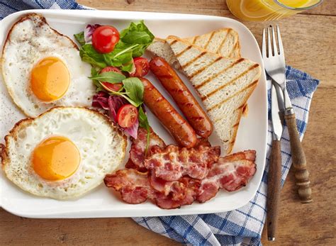 How much fat is in country breakfast - calories, carbs, nutrition