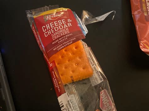 How much fat is in crackers with cheddar cheese - calories, carbs, nutrition