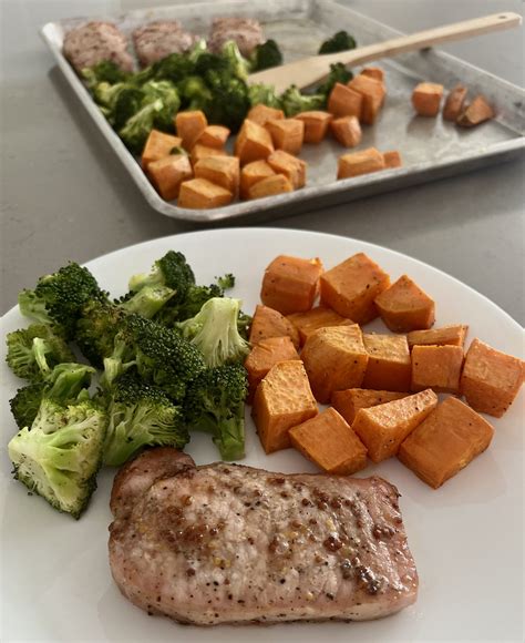 How much fat is in cranberry pork tenderloin with roasted sweet potatoes and seasoned broccoli - calories, carbs, nutrition