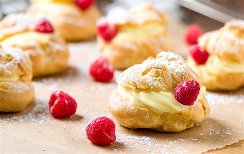 How much fat is in cream puff with custard - calories, carbs, nutrition