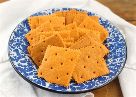 How much fat is in crispy cheddar crackers - calories, carbs, nutrition