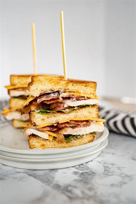 How much fat is in crispy chicken club sandwich - calories, carbs, nutrition