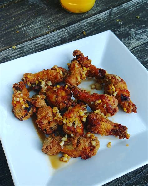 How much fat is in crispy garlic ginger chicken wings - calories, carbs, nutrition