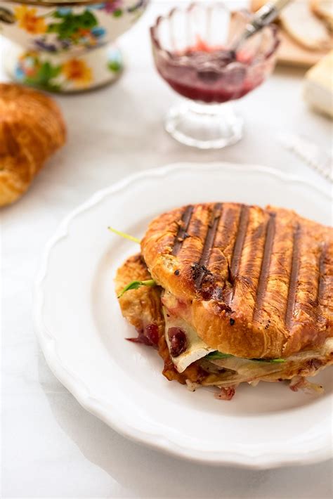 How much fat is in croissant panini - calories, carbs, nutrition