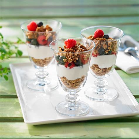 How much fat is in cup, yogurt granola parfait - calories, carbs, nutrition